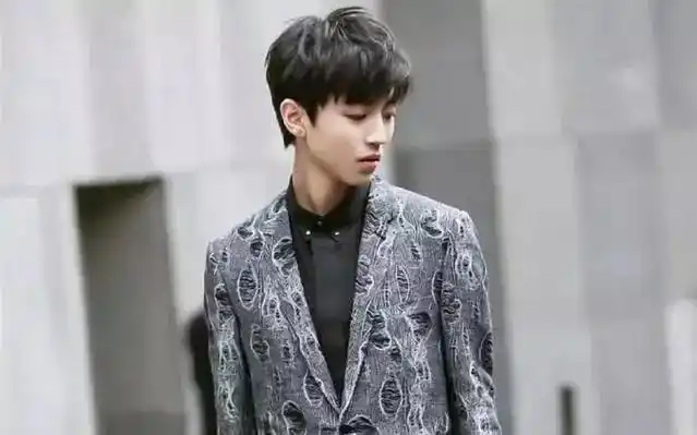 一,男士纹理烫发话说时髦好看的发型会起到减龄的作用!