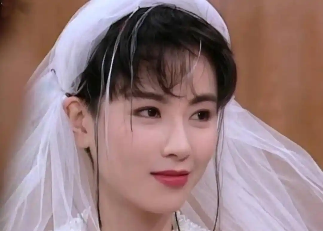 原创51岁港星袁洁莹颜值回春淡妆出镜与好友聚餐曾因厌食症暴瘦