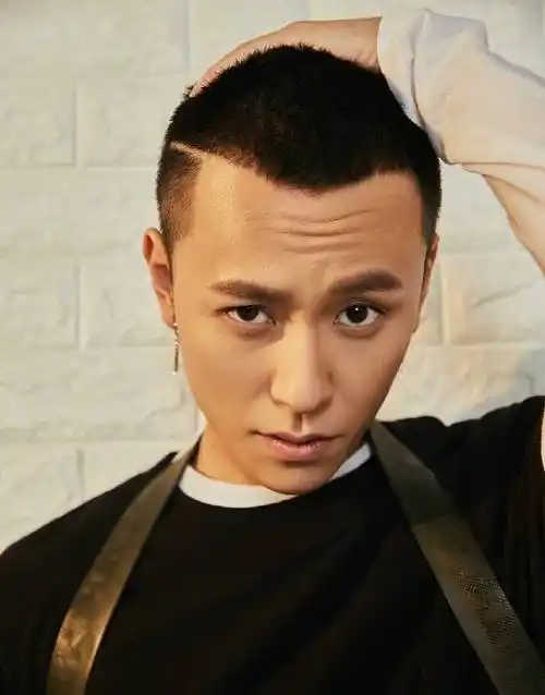 发际线高,m字发际线该留什么样的发型?