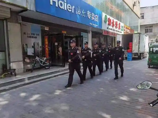 西安市公安局高陵分局巡特警大队开展巡逻盘查工作