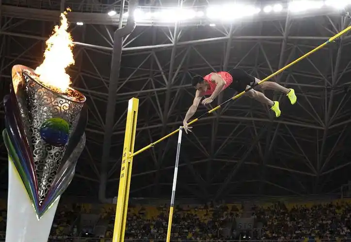 今年31岁的姚捷是国内男子撑竿跳高名将,大赛经验丰富,曾参加过多哈