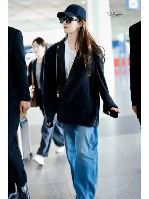 刘亦菲走机场露腰了!穿白t牛仔裤扬长避短,但拍完立马穿外套!