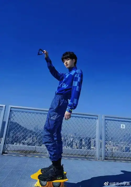 严浩翔克莱因蓝真空西装#气质出众,颜值能打,身材比例优越!