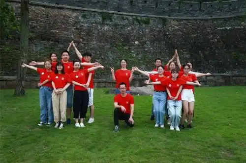 创意队形一展风采"导师团队"不甘示弱拓展训练翻越看似不可能攀爬的