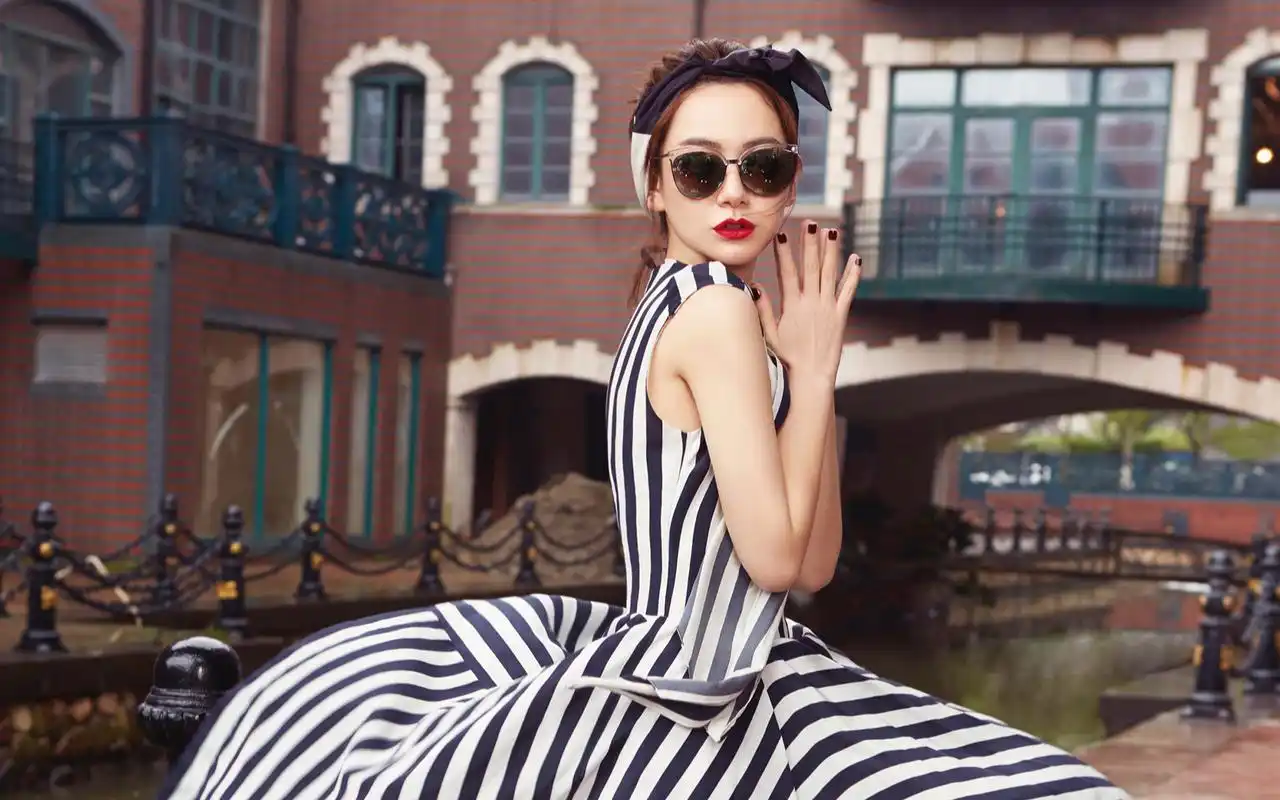 戚薇墨镜时尚性感图片桌面壁纸