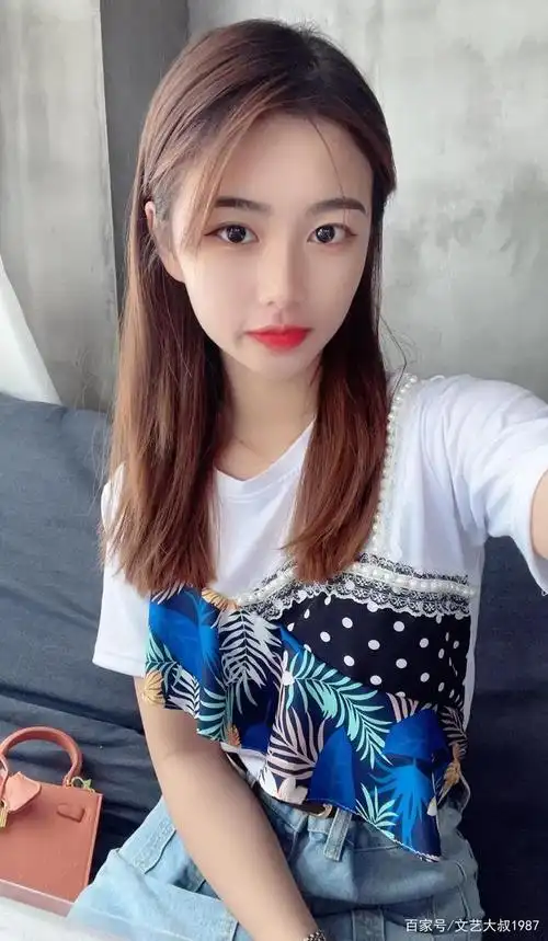 清纯小美女和她的闺蜜自拍照