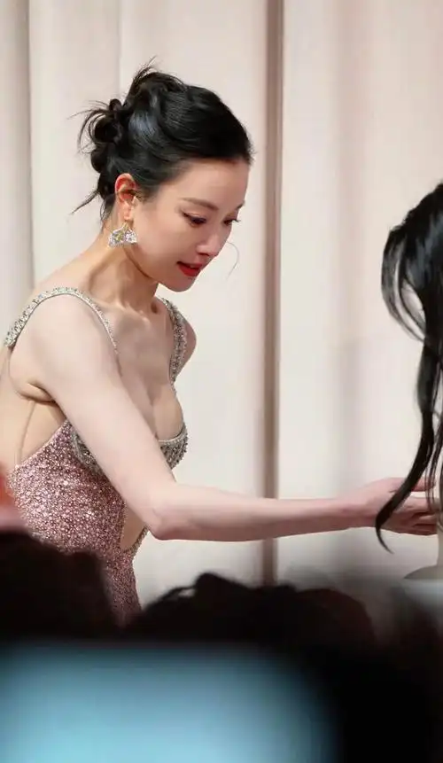 鲜肉收割机倪妮低胸装大赏,自信且大方的女生最美了