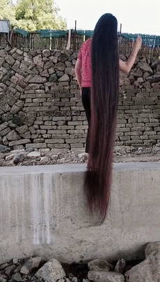 年轻时,长发不仅及腰已经"拖地"的她,嫁给了丈夫.