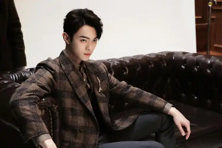 真的有被许凯这组营业照帅到