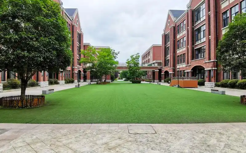 贵阳国际乐湾实验小学校园一角熊梅教授作为一位著名的教育学者,对