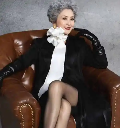 从家庭主妇到"旗袍王后":曹美丽奶奶生动诠释了美丽与年龄无关_生活