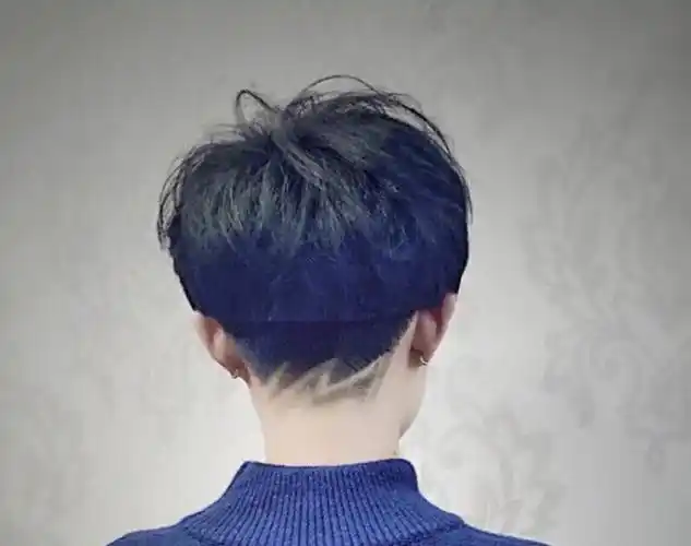 春天流行"推后边"超短发,春天你推了吗!