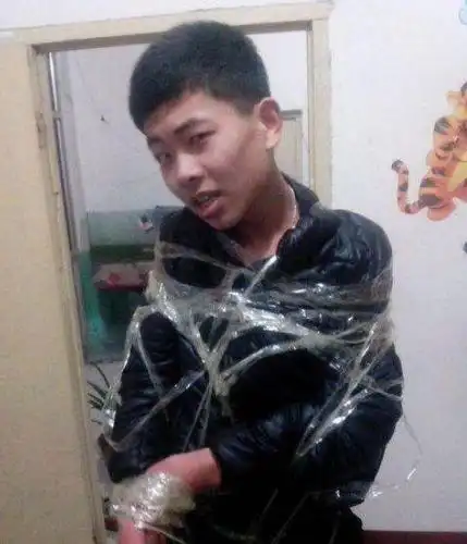 爆笑gif图:哥们,你这犯了什么错,被胶带绑住