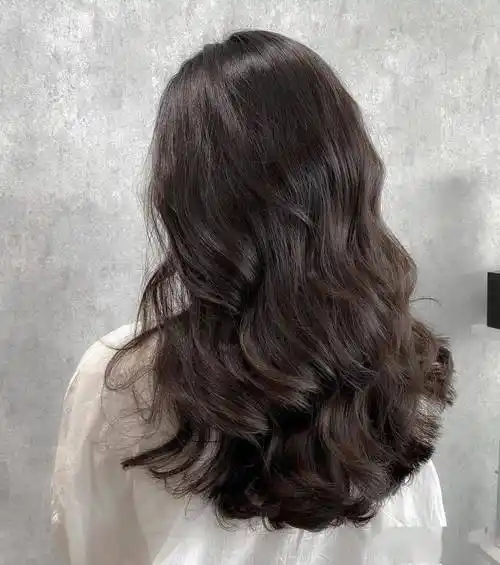 充满女人味的中分大波浪卷发 额头两侧的外翻卷,营造了性感而成熟的