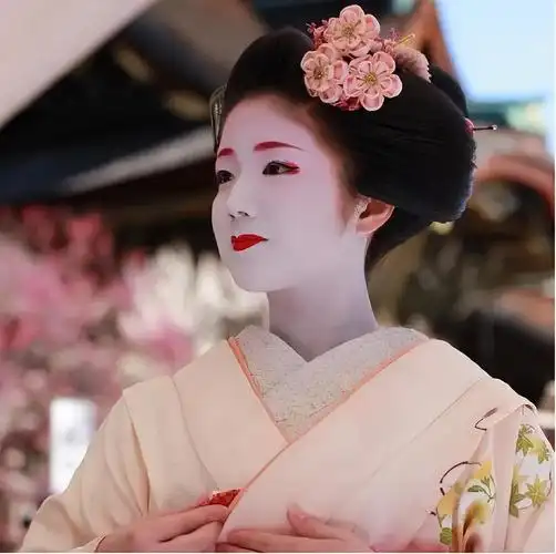 一个女人穿着和服.