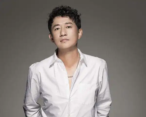 2由北京电台著名主持人伍洲彤担任频率总监,集结了一