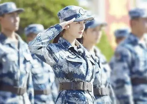 杨幂敬军礼