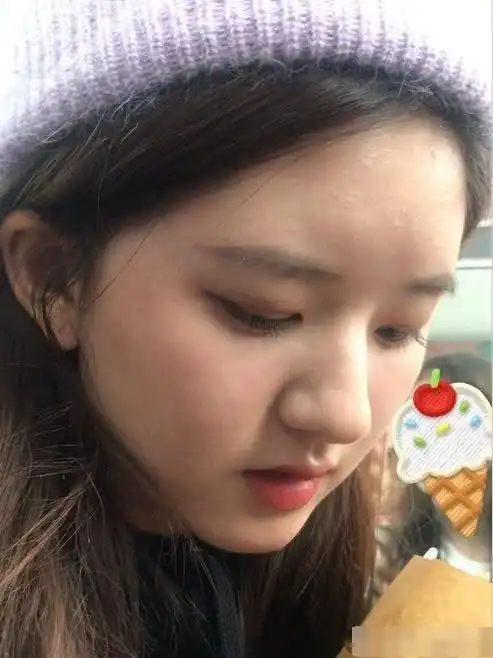 赵露思素颜时被怼脸拍,"双眼皮痕迹"成亮点,怪不得显得眼睛大