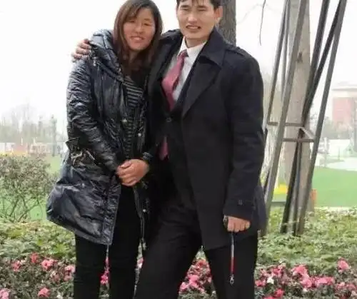 大衣哥儿媳妇真容曝光,身材肥胖不忍直视,网友:再花钱找一个吧