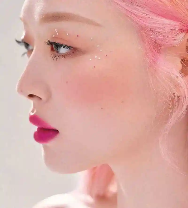 崔雪莉 x marieclairekorea 刊 ,染了粉色头发更是真人间水蜜桃,很有