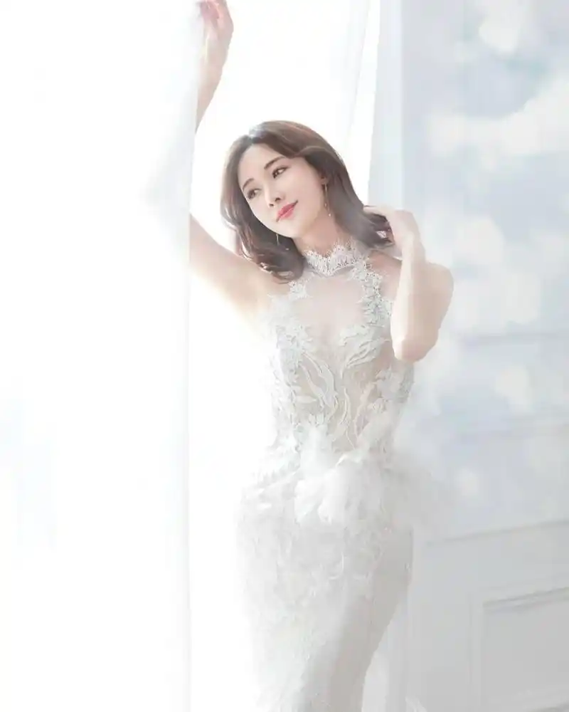 女神林志玲频繁亮相,秀长腿疑似复出,九头身比例不减当年_腾讯新闻