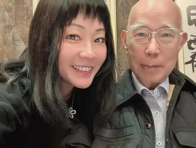 黎耀祥带92岁岳父83岁岳母四人约会!鱼翅鲍鱼燕窝齐备