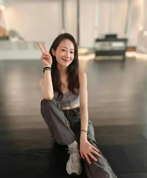 本身韩雪就长得非常漂亮,但是再经过美颜就显得有些失真了,还是真实