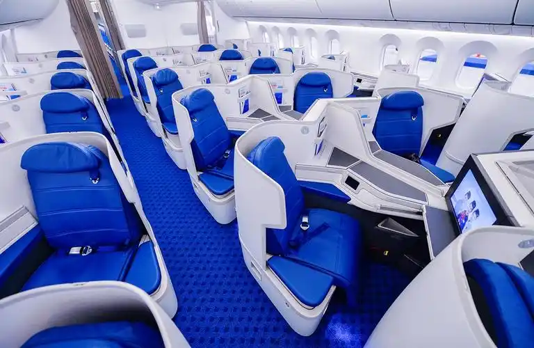 厦航b7879商务舱采用反鱼骨布局