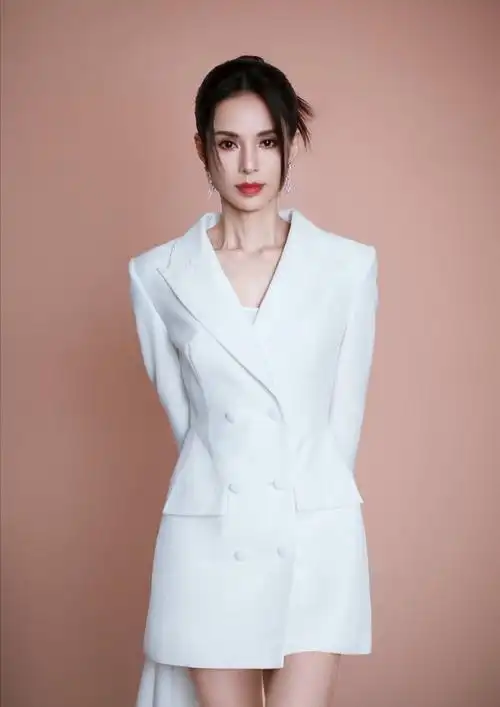 女星西装大片:万茜黑丝太抢镜,景甜绿色成巅峰,李若彤白色惊艳