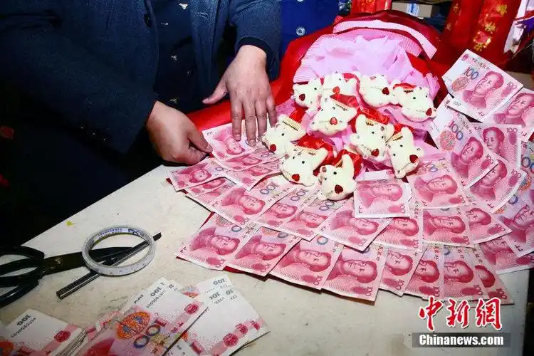 江苏扬州土豪订制万元人民币花束求婚