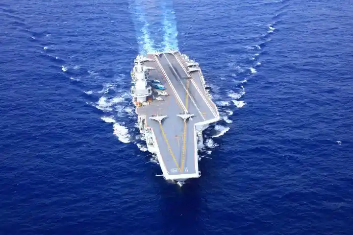 中国海军辽宁舰航母编队开展远海训练