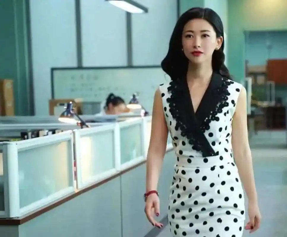 一部《精英律师》将性感明艳的朱珠又带回到了大众视野,剧中的她身材