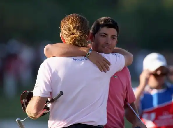 图文世界杯次轮疯狂老少组合亲密拥抱