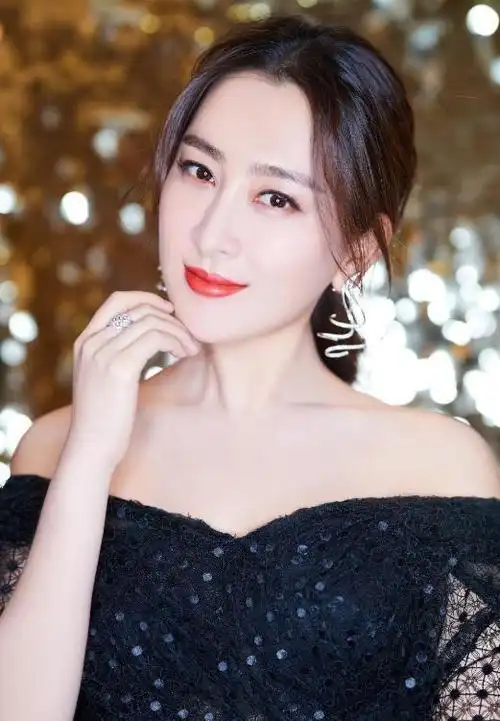 六年多的闹剧终于结束,黄毅清被判16年,马苏发美照