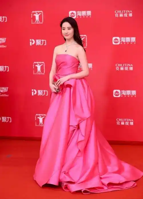 刘亦菲不愧是"巨星",同龄人"压不住"的金色,她穿着好高贵_女性_礼服
