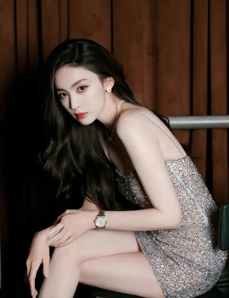 古力娜扎在唯美写真中,身着银色露肩吊带短裙,气质高贵优雅.