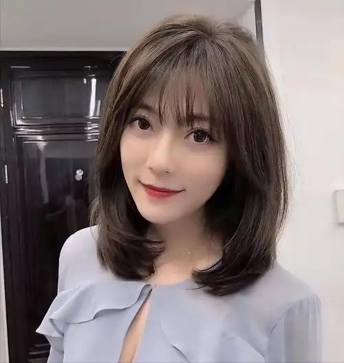 为了让尖脸女生看起来更加柔和,增加脸部宽度,层次发型是一个不错的