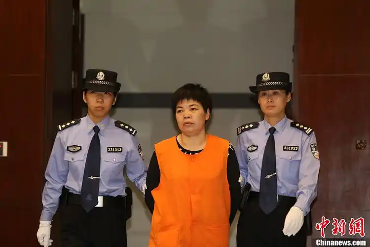 杭州萧山11大火案开庭被告人现场痛哭至晕厥