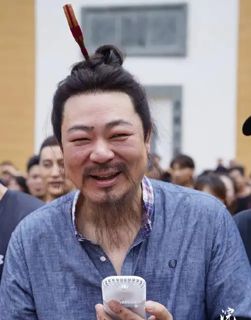 原创48岁高亚麟近照苍老,脸部发福有肿眼泡,状态不及大11岁宋丹丹?