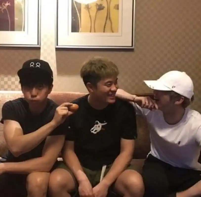 邓超陈赫跳舞为鹿晗庆生#  原来超赫鹿已经九年了!