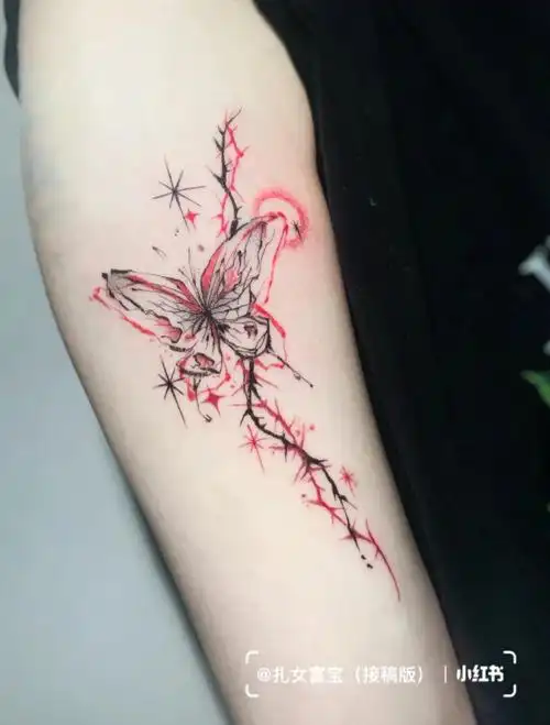 蝴蝶纹身星辰荆棘与爱的传递手臂纹身