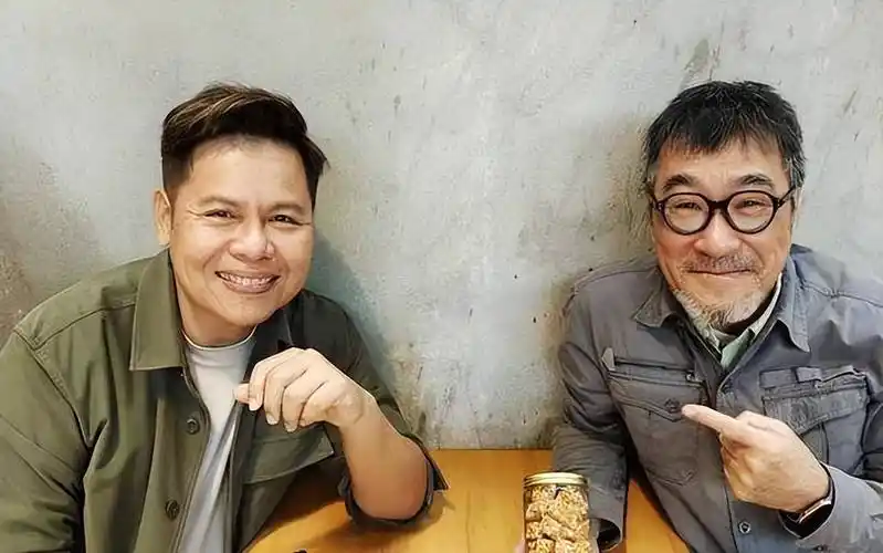 64岁李宗盛近况曝光,骑电驴出行无人识,头戴钢盔被嘲像鬼子进村