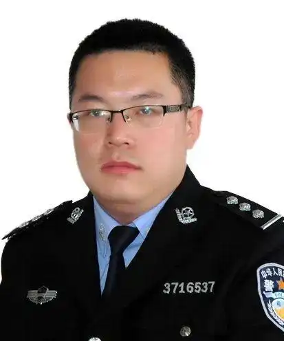 刘东旭 男,34岁,中共党员,大学学历,现任教育改造科四级警长.