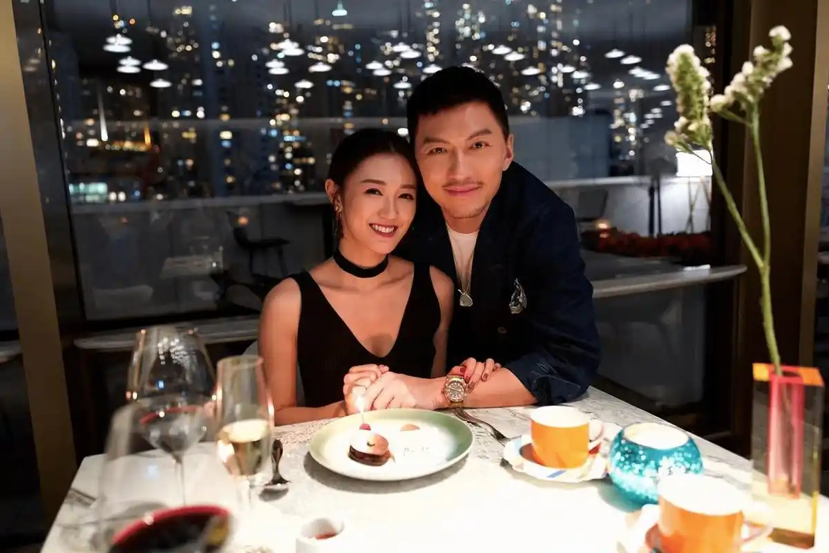 被称软饭王,tvb人气小生与太太一句话定情,曾"告白"周励淇_袁伟豪_类