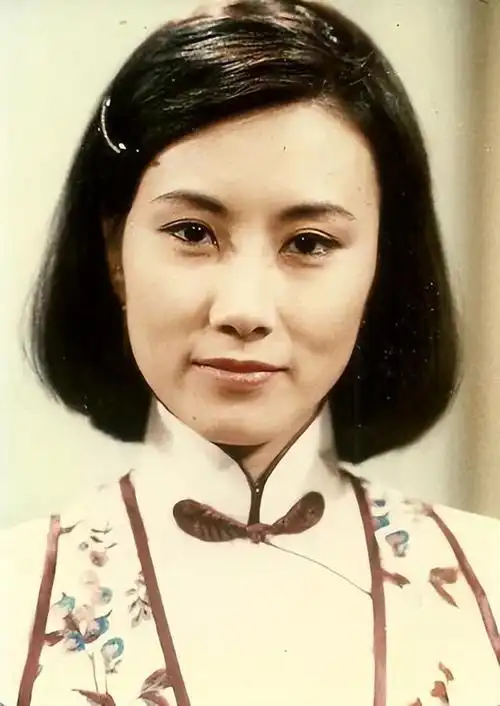 汪明荃穿高马尾裙(小个子的汪明荃)(3)