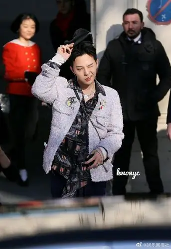 权志龙现身香奈儿高定时装秀,黑色贝雷帽加浅蓝色外套
