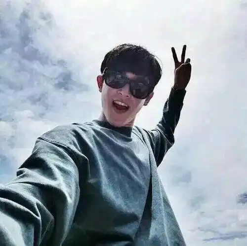 微笑的动漫男生头像开心大笑让你心情大好的