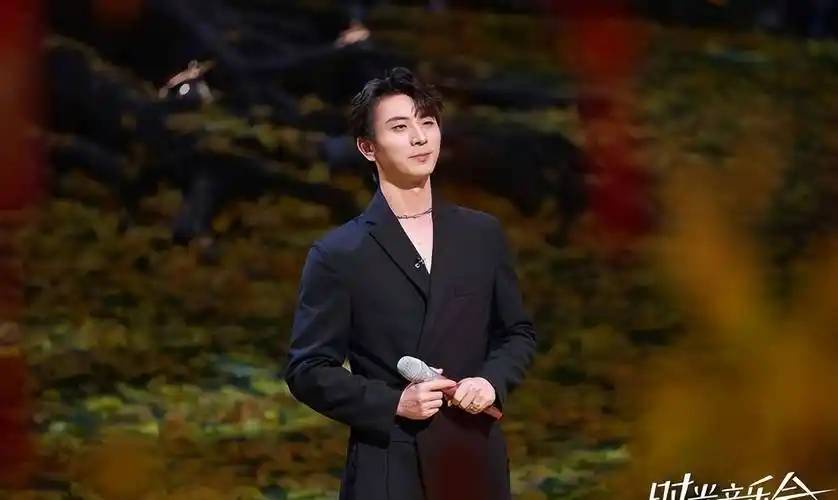 郁可唯重回《时光音乐会》舞台,《再度重相逢》尽显温柔气质_胡夏