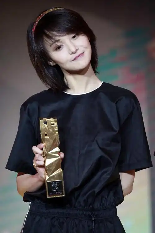 郑爽台上领奖吐舌卖萌好可爱网友尾戒和奖杯好配