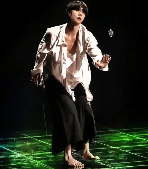 王一博赤脚跳舞,这次居然没有唱歌,回归舞者的他更吸引人